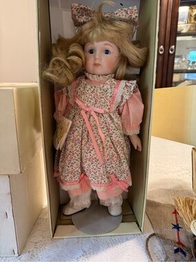 "Alice" from the Goebel Victoria Ashlea Originals collection